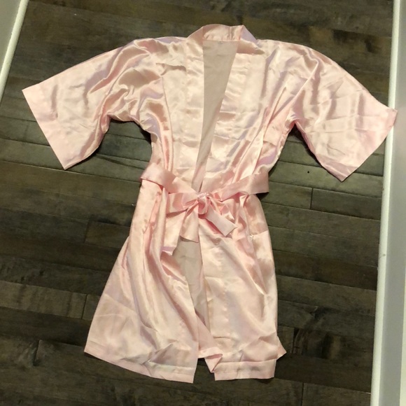 Other - 💋Pink silky robe💋
